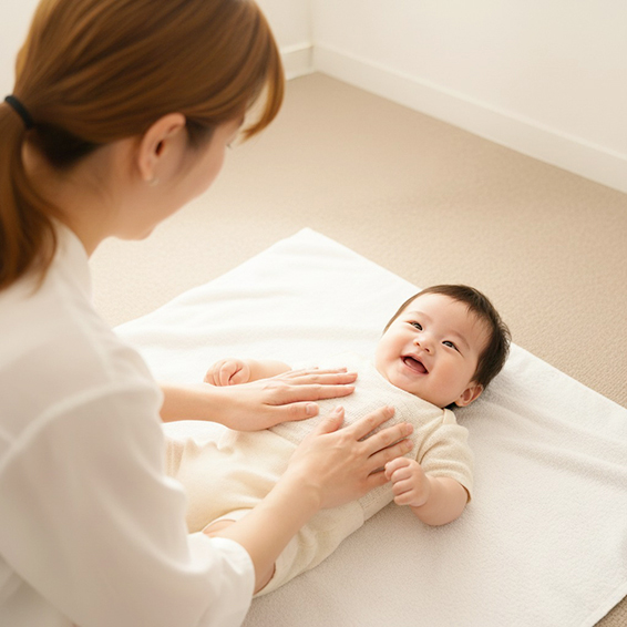 ママが赤ちゃんのマッサージをしている写真