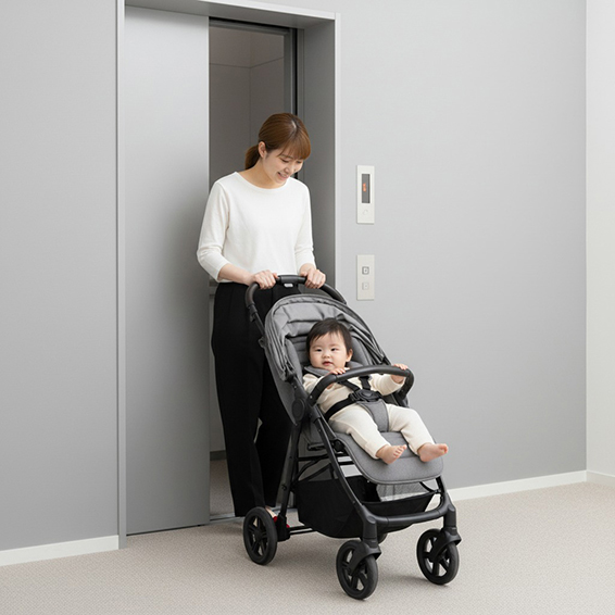 ママがエレベーター前でベビーカーを押す写真